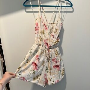 WHITE FLORAL HOLLISTER ROMPER